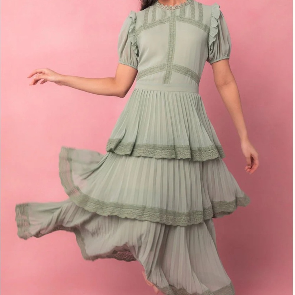 Ivy City Co Green Pleated Tiered Midi Dress